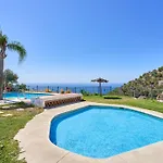 펜션 Stunning Sea Views Pool Garden *