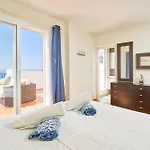 펜션 Stunning Sea Views Pool Garden